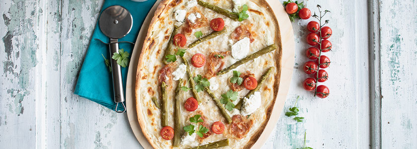 Pikanter Pizzafladen mit Spargel
