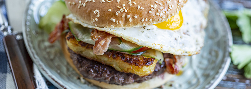 Frühstücks-Burger mit Rindfleisch, Speck und Spiegelei