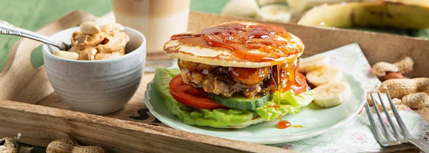 Pancake-Frühstücks-Burger mit Bananen, Räuchertofu und Erdnussbutter