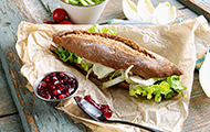 Ziegenkäse-Sandwich mit Salat und Preiselbeersenf