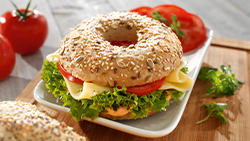 Assortimento di bagel, tagliati