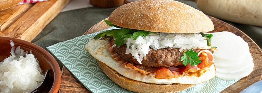 Roggenburger mit Krautsalat & Bacon